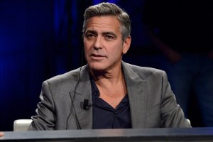 Mientras el actor rodaba la pelcula Syriana, Clooney se cay y se dio de frente contra el suelo. A 