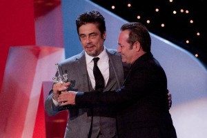 Del Toro (i) recibi el premio de manos de Jorge Perugorra