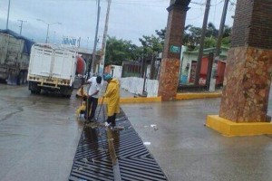 En Acapulco, el personal realiza los trabajos de limpieza