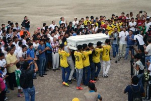 Aspecto de los jugadores de futbol durante las exequias del futbolistas fallecido durante los ataque