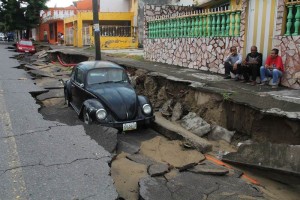 Las intensas lluvias por la tormenta tropical 'Dolly' ya provocaron severos hundimientos de calles y