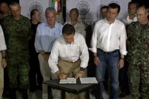 El presidente Enrique Pe�as Nieto procede a la firma del decreto para otorgar beneficios que permita