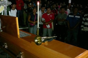 Rinden homenaje a vctima de Ayotzinapa 