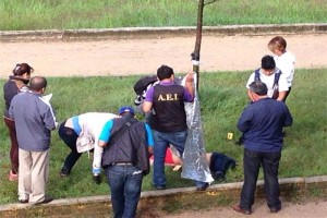 De acuerdo con informes preliminares de las corporaciones policiacas, la mujer viste blusa roja, pan