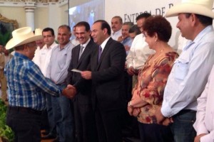 El secretario del Trabajo, en compa��a del gobernador Padr�s, entrega cheques a afectados por el der