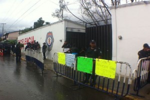 La toma de las oficinas de la PABIC se suma al bloqueo que los polic�as en paro de labores realizan 