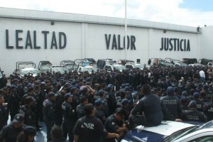 Los polic�as dijeron que reciben un salario de mil 900 pesos y se est�n preparando para ampararse co