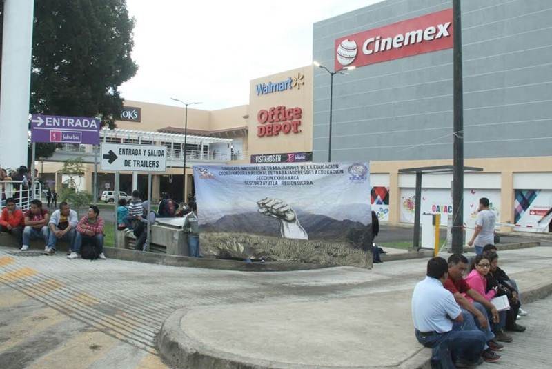 El Universal - Los Estados - Sección 22 protesta en Macroplaza de Oaxaca