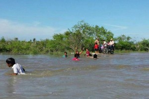 Los pobladores pidieron la intervenci�n del gobierno del Estado, tras cruzar con el agua al cuello, 