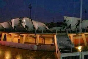 Aproximadamente a las 6:30 horas se vino abajo parte de la techumbre de concreto que cubra las grad