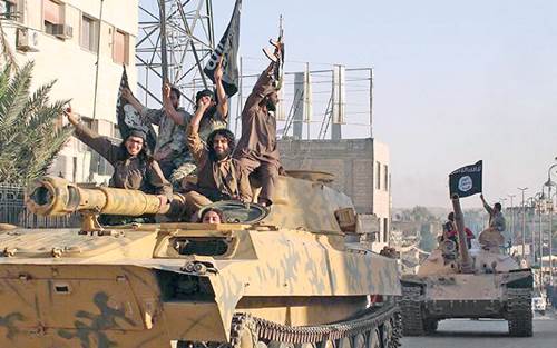 Militantes del grupo yihadista Estado Islmico avanzan en tanques arrebatados al ejrcito sirio en l