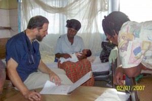 El doctor Rick Sacra, quien estuvo trabajando en un hospital en Liberia con el grupo caritativo SIM,