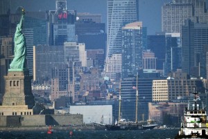 La Guardia Costera, la Polica de Nueva York y el Departamento de Bomberos desplegaron tres embarcac