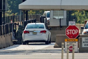 Tcnicos en explosivos revisaron el vehculo que un sujeto estacion cerca de la entrada a la Casa B