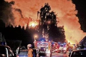 Varios edificios se encuentran en llamas, mientras unos 300 bomberos y 60 agentes de polica trabaja