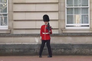 Guardia real baila en Palacio de Buckingham; lo investigan El soldado fue grabado mientras realizaba giros y extraas caminatas durante su servicio frente al P