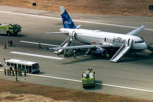 Una vez que el avi�n aterriz� y de que se detect� humo en la cabina, los pilotos usaron extinguidore