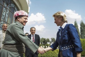 La ministra alemana de Defensa, Ursula von der Leyen (i), saluda al presidente del Kurdistn iraqu,