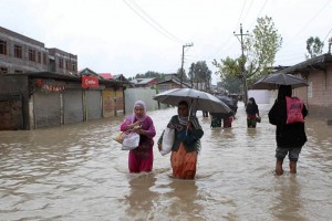 Residentes caminan a travs de la inundacin hacia un lugar seguro, en Srinagar, capital de verano d