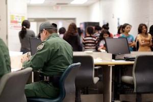 Las rdenes de deportacin han sido emitidas desde el 13 de agosto, cuando empez en el tribunal un 
