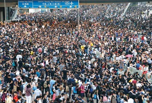 Polica de Hong Kong reprime a manifestantes a bastonazos