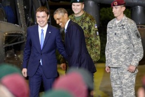 El presidente estadounidense Barack Obama (c-frente) y el primer ministro de Estonia, Taavi Roivas (