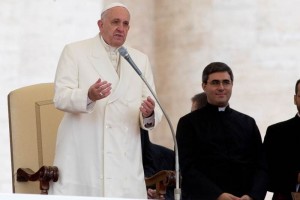 El Papa salud a los participantes en el evento 