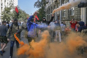 Ultranacionalistas ucranianos rechazan la concesin del autogobierno a las zonas bajo control de los