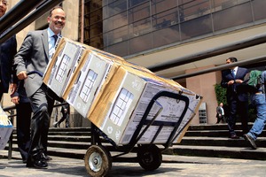 Entregan panistas firmas para solicitar su consulta