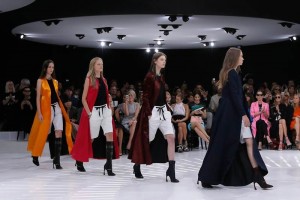 PASARELA. El color tuvo su mejor expresin en las casacas, que Simons molde con xito para hacerles formar pa