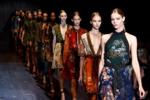 COLORIDO. El acento hippie lo pusieron los estampados con detalles selvticos y, sobre todo, los coloridos cha