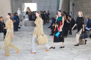 ESTRATEGIA. Anderson ubic a sus invitados en asientos de hormign individuales de formas geomtricas y en largo