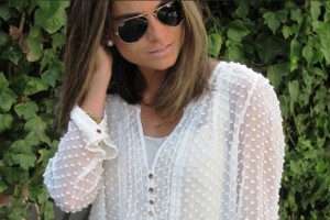 OPCIN. Las blusas y camisas con transparencias son las que dan menos problema, pues por lo general estn co