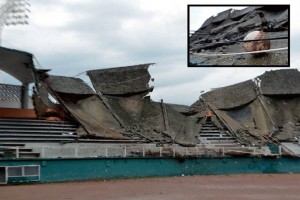 Debido a la antigedad y el exceso de humedad, se desplom el techo que cubra las gradas del parque