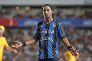 Ronaldinho hace 'oso' en su debut