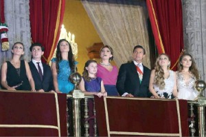 El presidente Enrique Pe�a Nieto y su familia, en el balc�n central de Palacio Nacional, desde donde