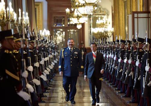 El presidente Enrique Pea Nieto, acompaado por  el jefe del Estado Mayor Presidencial (EMP), Rober