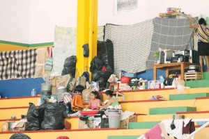 Habitantes permanecen refugiados en un gimnasio en Chilpancingo desde hace un ao; con cobijas, arma