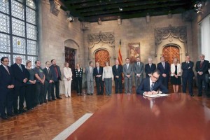 Artur Mas firma en el Palau de la Generalitat el decreto que convoca al referndum independentista e