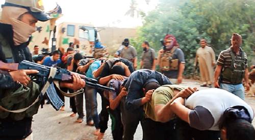 Milicianos del Estado Islmico conducen a soldados iraques capturados en ropas de civil en Tikrit e