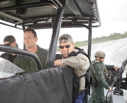 El gobernador de Texas, Rick Perry, en un recorrido con la Guardia Nacional