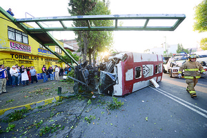 Colisiona microb�s contra se�alamiento; deja 11 heridos