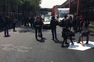 Alrededor de las 12:00 del das, los manifestantes dibujaron un cuerpo en el asfalto y realizan panc