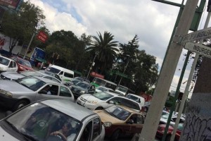 Debido al bloqueo, decenas de automovilistas se encuentran atorados en vialidades del Sur