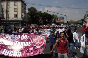 De acuerdo a la dependencia, el contingente obstruye la vialidad en todo el carril con direcci�n al 