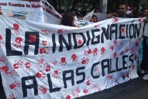 La vanguardia est encabezada por familiares de los desaparecidos en Ayotzinapa