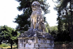 En conjunto, el monumento de Anf�polis destaca por sus enormes dimensiones, pues llega a los 30 metr