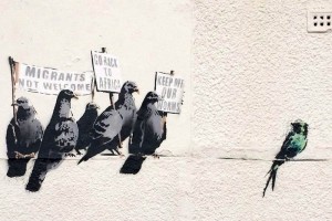 El reciente mural, con palomas que llevaban carteles antiinmigrante en sus picos, apareció en Clact