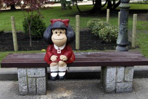 La escultura, de 80 centmetros, representa a una Mafalda pensativa y vestida de rojo que contempla 