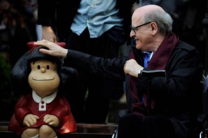 Quino pos� junto a Mafalda satisfecho del homenaje que le ha brindado el numeroso p�blico que ha acu